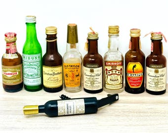 8 vintage miniatyr spritflaskor + korkskruvöppnare i form av en vinflaska
