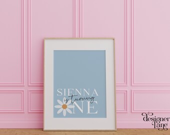 Peut inclure: Une affiche imprimable bleu clair avec une marguerite blanche et le texte "Sienna a un an" en noir.