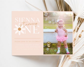Inbjudan till Daisy 1-årsdag med foto | Onederful Daisy första födelsedagsfestinbjudningar | Blush Daisy flicka födelsedag | Redigerbar mall | DL003
