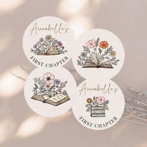 Puede incluir: Cuatro pegatinas redondas con diseños florales. Cada pegatina presenta un libro abierto con flores y el texto "Annabelle's First Chapter". Las pegatinas tienen un fondo neutro y una estética vintage.