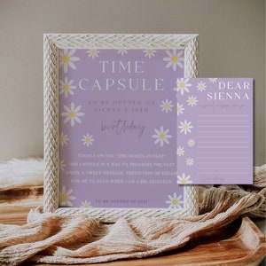 Sinal da cápsula do tempo da margarida pôster | Cartão especial floral da mensagem do primeiro aniversário de <br> Entrega Rápida? Modelo editável para impressão | Festa de primeiro aniversário lilás | DL003