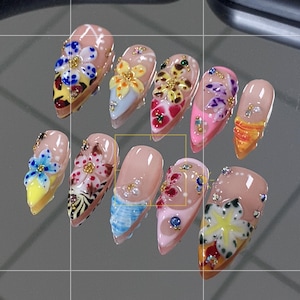 Luxe handgeschilderde 3D-schelp en veelkleurige bloem middelgrote amandelpersnagels | Lentebloei | Dromerige, op de oceaan geïnspireerde vakantienagels