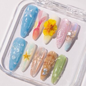 Unhas postiças longas amendoadas Magic Garden | Manicure de gel 3D estilo sereia | Unhas florais de fantasia para aniversários, feriados e ocasiões especiais