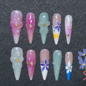 Unhas postiças estilo livre com estampa floral 3D e ponta francesa | Design de unhas artístico personalizado | Elegante e único | Unhas postiças reutilizáveis