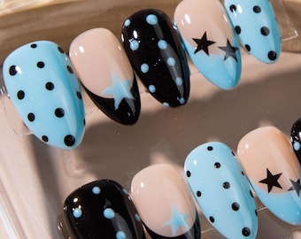 Retro Star Drücken Sie auf die Nägel: Blaue und schwarze Mandel kurze Nägel