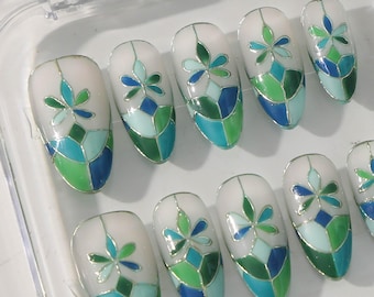 Uñas florales con vitrales: diseño de ventana verde sobre base blanco lechoso. Elegantes uñas postizas hechas a mano para uso diario o ocasiones especiales.