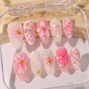 Blush Pink 3D Floral Press On Nails - Mittelgroßes französisches Design, wiederverwendbare handgefertigte Nägel für Sommer-, Braut- oder Geburtstagslooks