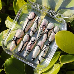 Silber Chrom Y2K Aespa-inspirierte individuell handbemalte Press-On-Nägel mit Aurora Powder und Black Line | Imitat Acryl | Handgefertigte Y2K Nails