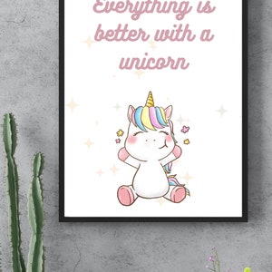 Puede incluir: Impresión enmarcada con el texto "Everything is better with a unicorn". La imagen presenta un unicornio de dibujos animados con una melena y un cuerno coloridos. El fondo tiene acentos en forma de estrella. El marco es negro.
