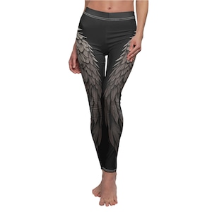 Könnte beinhalten: Schwarze Leggings mit einem weißen Flügelmuster auf den Beinen.