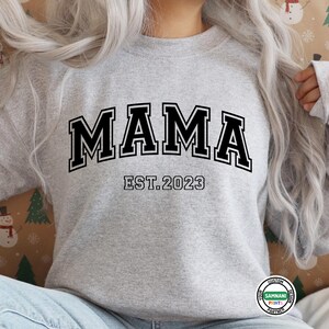 Custom &quot;MAMA Est. 2023&quot; Sweatshirt and Tshirt Personalized New Mom Gift, Mother&#39;s Day Gift, Mama Crewneck, Pregnancy Announcement Sweatshirt