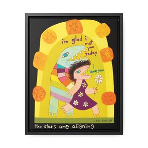 Puede incluir: Una ilustración enmarcada de un dinosaurio de dibujos animados colorido y una persona con el texto "i'm glad i met you today i love you the stars are aligning" y el nombre del artista "andrew balsted" en la parte inferior.