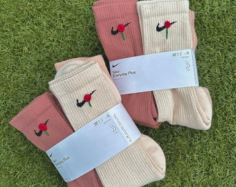 Chaussettes Nike brodées roses