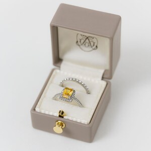 Boîte à bijoux de fiançailles faite à la main, cristaux Swarovski, boîte à bagues de mariage en cuir grand émail guilloché, proposition de monogramme de style vintage Antoinette