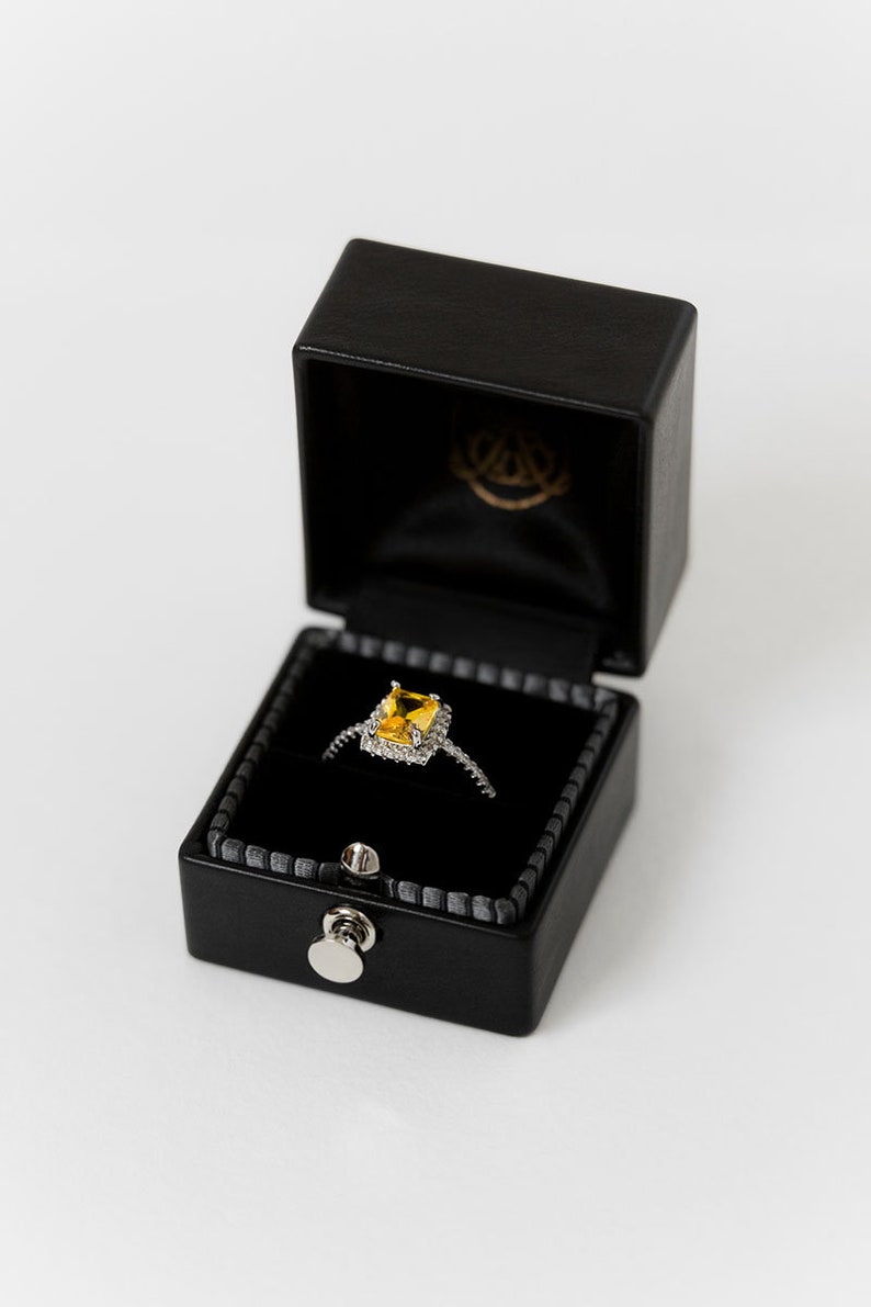 Boîte à bijoux de fiançailles faite à la main, cristaux Swarovski, boîte à bagues de mariage en cuir grand émail guilloché, proposition de monogramme de style vintage Ludovic XIV