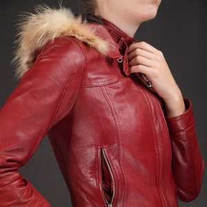 Veste courte en cuir rouge cerise avec capuche et bordure en fourrure | vintage, fabriqué en Italie | Veste en cuir pour femme petite taille des années 1990
