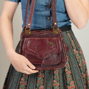 70er Jahre Umhängetasche aus Leder in weinrot mit aufgesetzter Tasche | Kleine Größe | Vintage, hergestellt in Europa