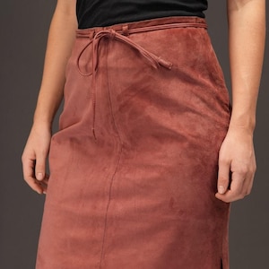 Spódnica midi w stylu vintage z terakoty zamszowej | Damskie rozmiary M-L | Elegancka skórzana spódnica z lat 90. z regulowaną talią