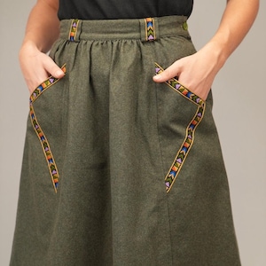 Falda vintage de lana verde oliva con bordados folclóricos de los años 70 / Fabricada en Italia, años 70 / Tallas S-M