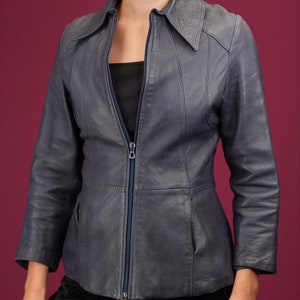 Élégante veste en cuir sur mesure des années 1970 en bleu pigeon avec col pointu | Veste en cuir vintage pour femme, petite taille