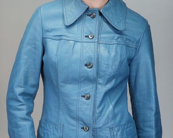 Seltene hellblaue Lederjacke aus den 70er Jahren | Figurbetonter Mod-Stil | Vintage-Mantel, Größe M