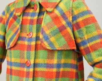 Könnte beinhalten: Eine langärmelige, mehrfarbige karierte Jacke mit Knopfleiste und Taschen. Die Jacke ist aus weichem, flauschigem Stoff und hat eine lockere Passform.