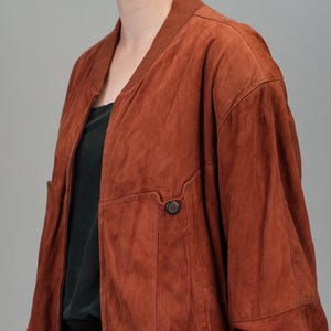 Blouson aviateur en cuir suédé brun rouille | Italienne des années 80 | Doublure à motif motif canard | Unisexe : homme XL, femme XXL | millésime