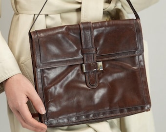 Elegant Vintage Messenger-Style Hand-bag from Supple Leather in Brown | Medium-sized | 80s, Made in Italy