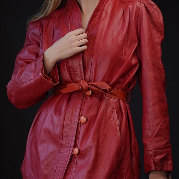 veste en cuir vintage en rouge avec ceinture | Années 1980, fabriqué en Italie