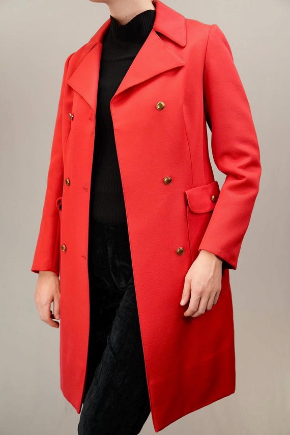 Dame im roten 60er Jahre Mantel Woll-Twill-Vintage-Mantel Damen