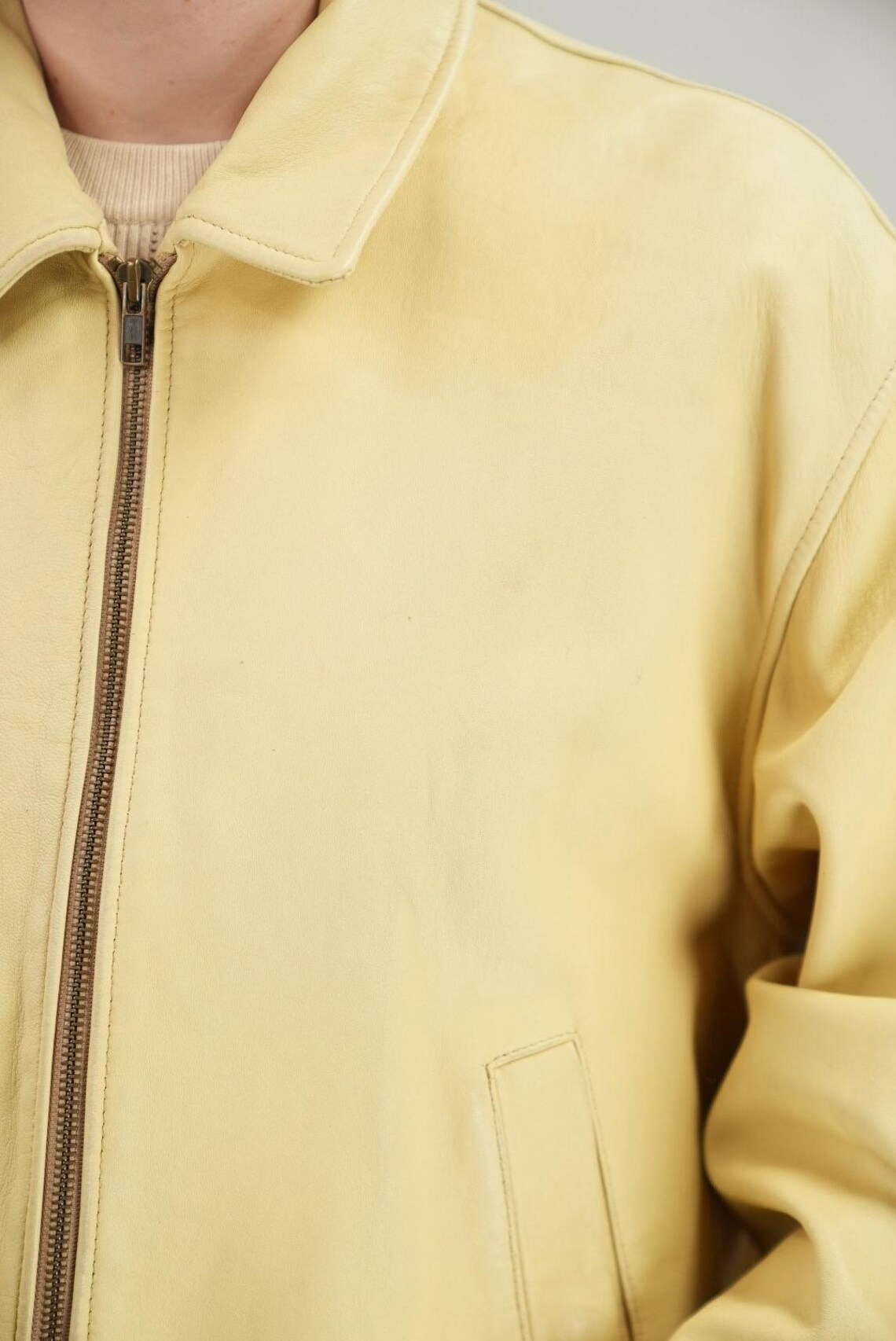 Pale Yellow Vintage Leather Jacket Cropped | Women's XL, Men's L | 90s, Made in Italy, foto 3 di 5