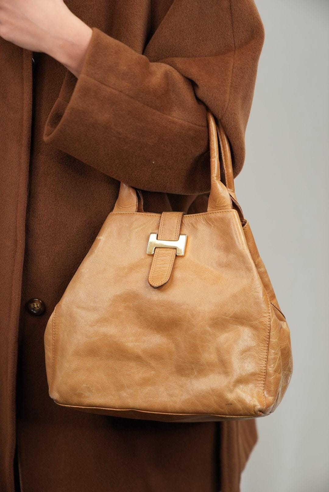 Elegant Italian Vintage Leather Bag in Caramel Brown | 27cm X 32cm