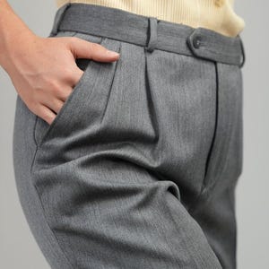 maßgeschneiderte Schurwollhose Hellgrau | Plissee Vorderseite | Vintage, 80er Jahre | Größe 46-48 EU (Herren S-M) | Frauen M