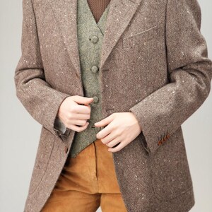 May include: A brown tweed blazer with a green waistcoat and brown corduroy trousers.