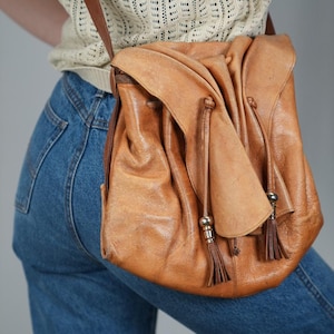 Italienische 80er Jahre Leder Umhängetasche in Cognac | Kordelzug Bucket Umhängetasche | Pflanzlich gegerbtes Leder | Langer Schultergurt