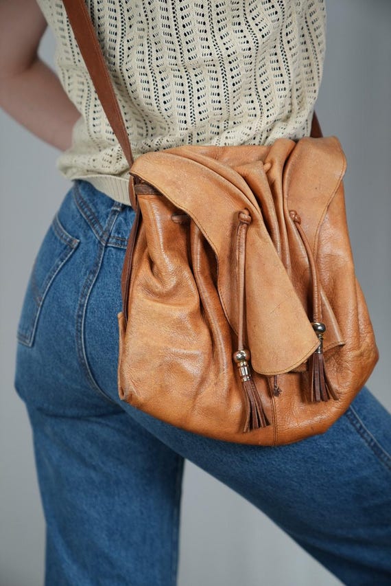 Bolso italiano de piel drapeada de los años 80 en color coñac