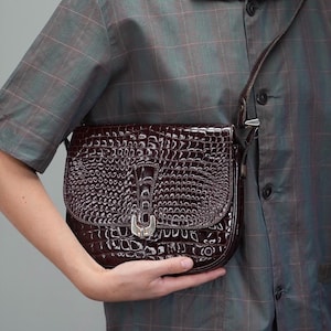 Sac imitation croco rouge sang de boeuf des années 70 | porté épaule vintage avec bandoulière réglable | Sac messager