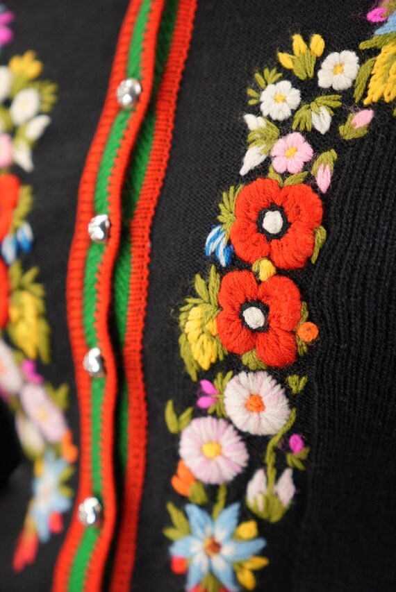 Floral Embroidered Austrian Vintage Knit-cardigan | Women's
