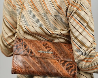 Pochette en cuir façon serpent des années 70 avec chaîne dorée | Motif patchwork à chevrons | Sac vintage en peau de python véritable | Sac de soirée élégant