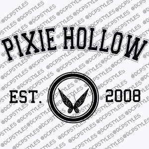 Puede incluir: Diseño gráfico en blanco y negro con el texto "Pixie Hollow Est. 2008". El diseño presenta un círculo con una mariposa estilizada en su interior.