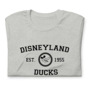 Fantasy Varsity Tee - Disneyland Eenden - Classic Tee (Unisex)