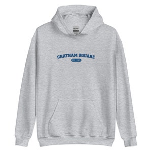 Könnte beinhalten: Ein grauer Kapuzenpullover mit dem Text "CHATHAM SQUARE EST. 1981" in Blau.