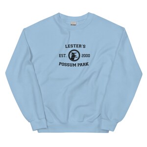 Suéter Fantasy Varsity - Lester's Possum Park - Suéter de cuello redondo (Unisex)