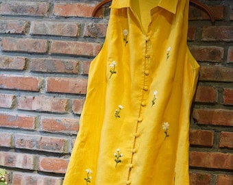 Vestido de lino bordado a mano: vestido amarillo de verano sin mangas con margaritas.