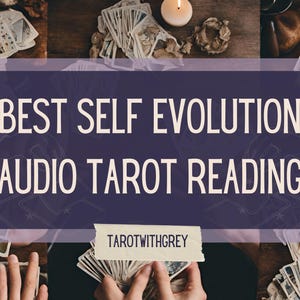 Puede incluir: Una mesa de madera exhibe cartas del tarot, velas y el texto "BEST SELF EVOLUTION AUDIO TAROT READING". La imagen incluye el texto "TAROTWITHGREY" en una pequeña etiqueta. La escena está iluminada con luz cálida y natural, creando una atmósfera mística.