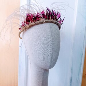 Tiara Fiesta Magenta | Tocado Elegante Pedrería Resina | Plumas Blancas Eventos Especiales | Accesorio Cabello Mujer