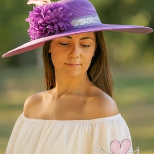 Elegante Pamela Malva de Paja | Tocado de Ala Ancha con Flores Moradas y Detalle Brillante | Accesorio para Invitada Sofisticada