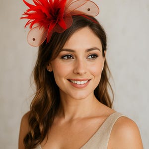 Tocado Flor de Plumas Rojas, Diadema Invitada Boda Rojo Intenso, Accesorio Pelo Fiesta y Cóctel, Sombrerería Artesanal Mujer, Hecho a Mano