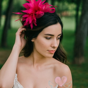 Diadema Tocado Fucsia con Volumen | Moderno y Chic para Invitada | Sinamay y Plumas Ligeras | Accesorio Pelo Eventos Especiales