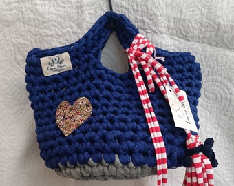 Bolso Tejido a Crochet Azul Eléctrico con Base Verde Grisáceo, Hecho a Mano y Diseñado por Artista Local